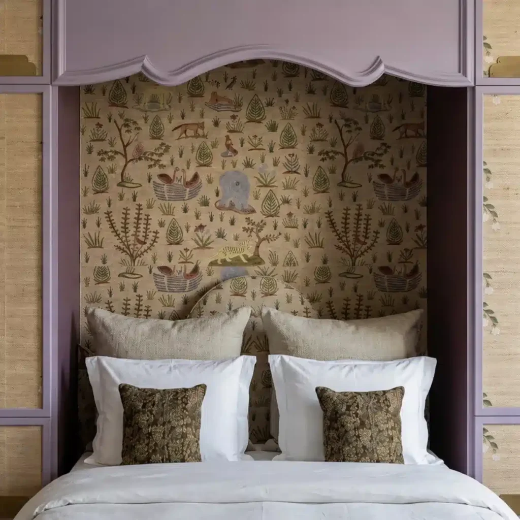 Chambre alcôve lilas papier peint bestiaire, hôtel Chez Renée – Manon Le Tannou architecte d'intérieur