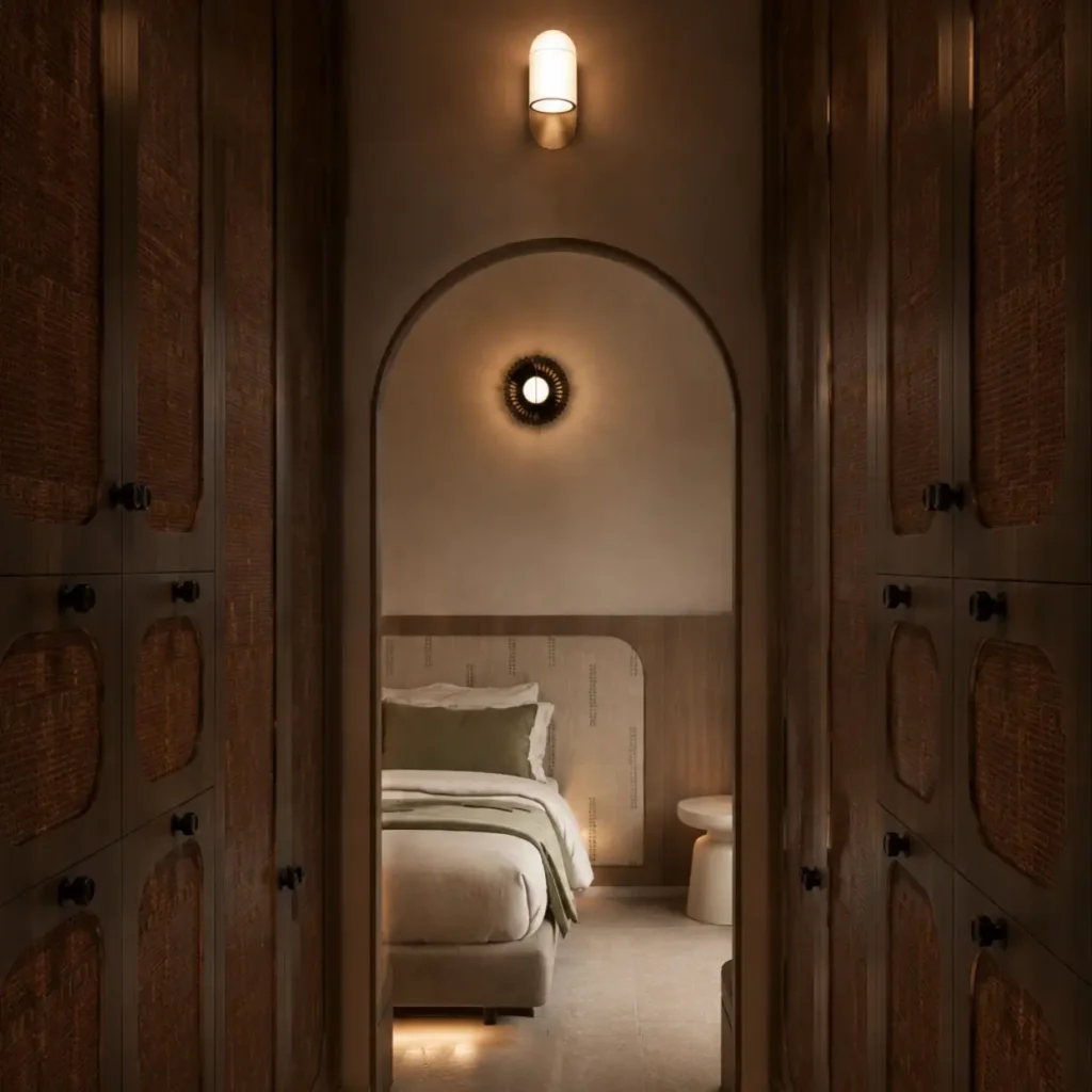 Couloir dressing armoires en raphia et arche donnant sur chambre parentale, projet Lore – Manon Le Tannou architecte d'intérieur